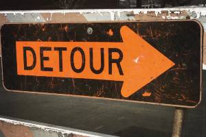 detour sign pointing to the right