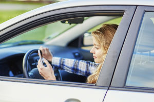 distracted-driver-using-cellphone